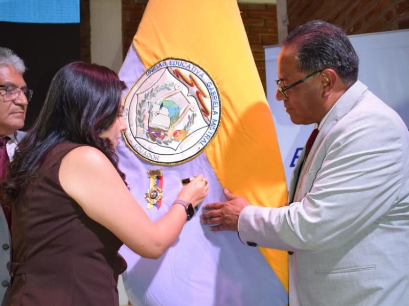 U.E. Gabriela Mistral recibe medalla Vicente Rocafuerte