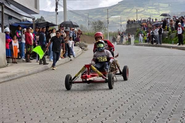 Coches de madera se tomaron Caluquí