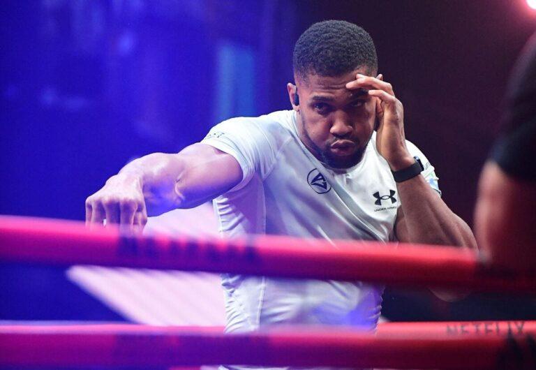 Anthony Joshua rinde homenaje a sus amigos fallecidos en accidente de tráfico en Nigeria