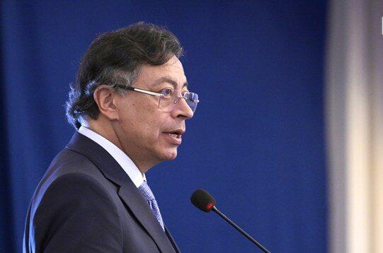 Petro critica aumento al 100% de aranceles de Ecuador a Colombia