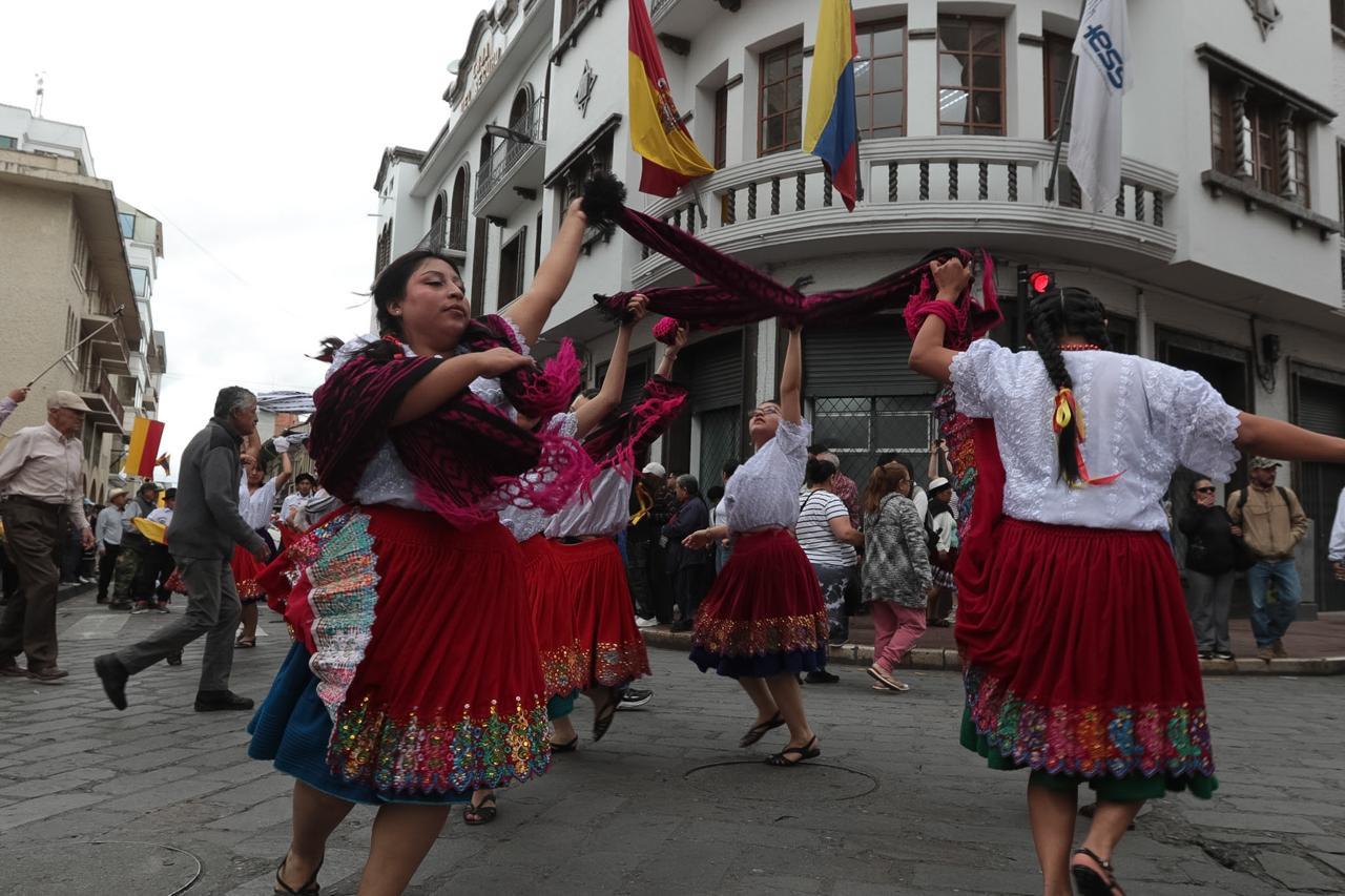 Desfile estudiantil abre las fiestas de Cuenca (469 años)