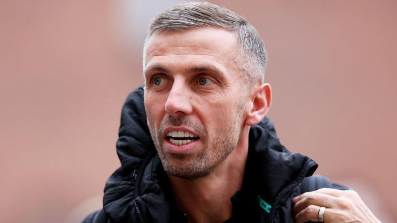 Gary O'Neil asume el desafío en Estrasburgo tras la salida de Liam Rosenior