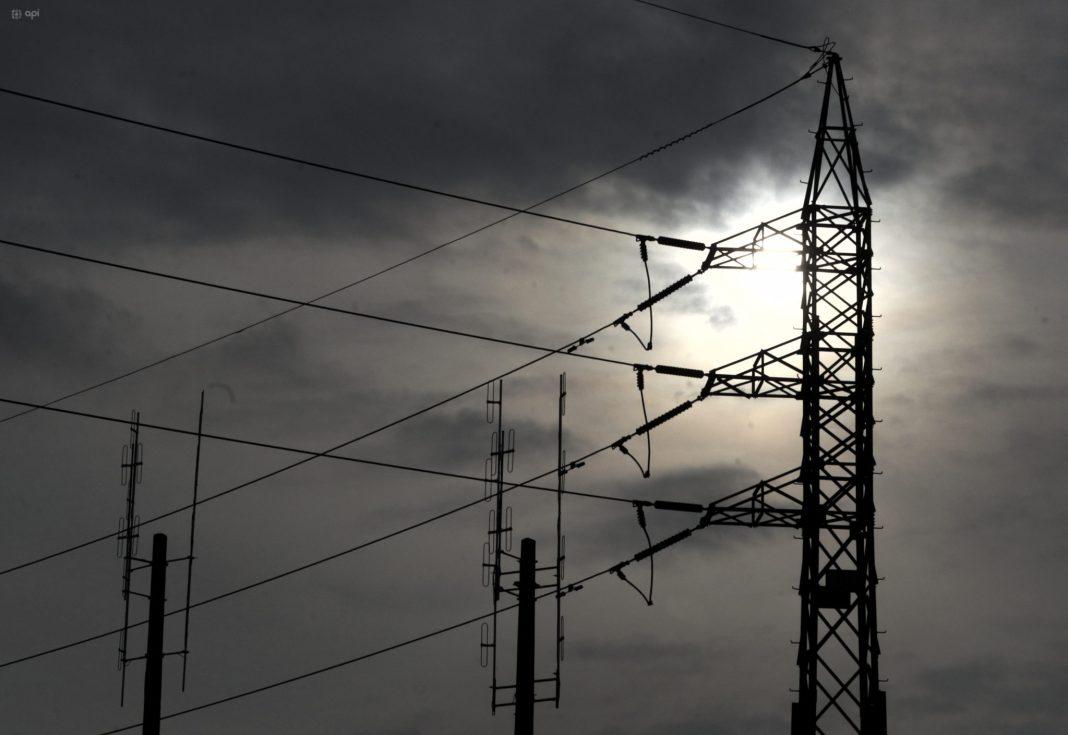 Colombia suspende venta de electricidad a Ecuador en respuesta a aranceles de Noboa
